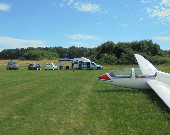Segelflugzeug der Segelflugschule Völtendorf auf der Graspiste