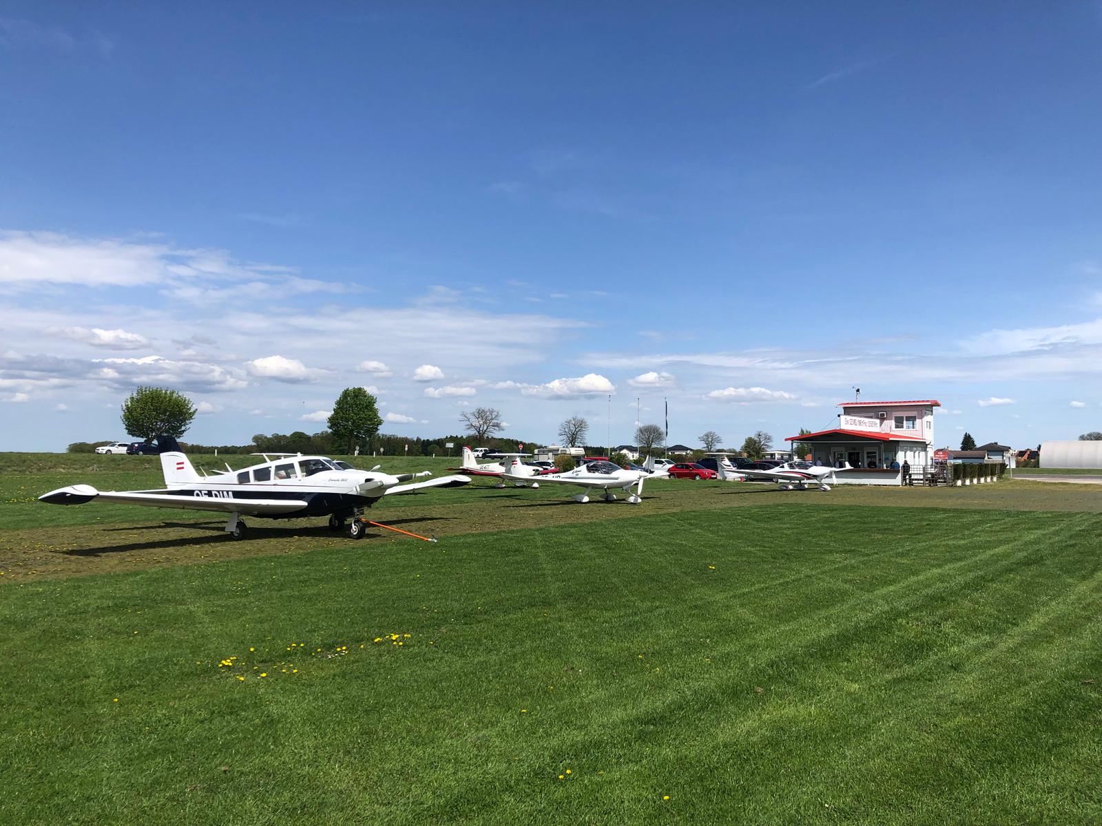 Flugzeuge auf dem Vorfeld des Flugplatzes Völtendorf vor dem Betriebsgebäude