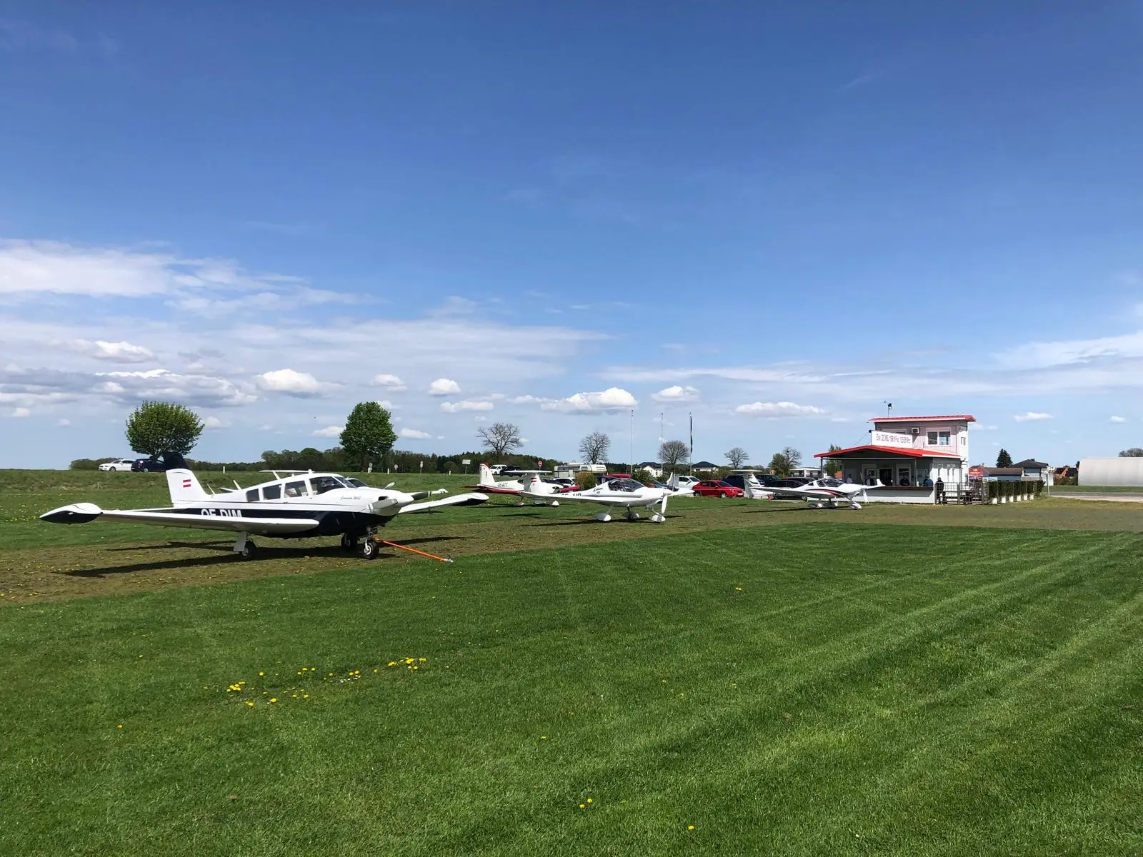 Flugzeuge auf dem Vorfeld des Flugplatzes Völtendorf vor dem Betriebsgebäude