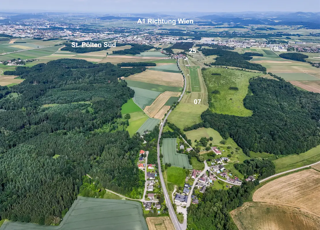 Luftaufnahme des Flugplatzes Völtendorf mit Piste 07/25 und Umgebung